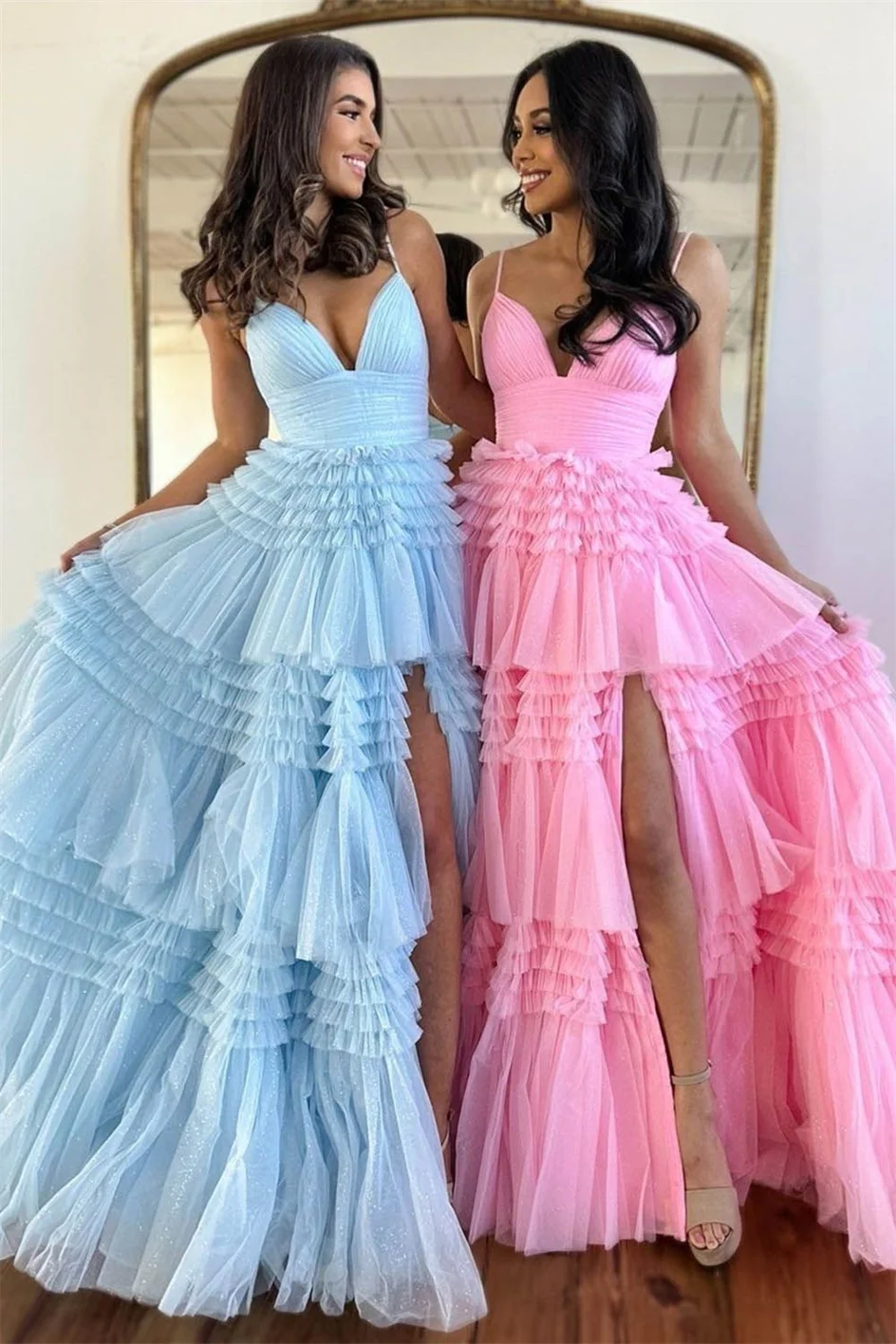 2024 Sleeveless Light Blue V Neck Spaghetti Straps Prom Dresses Long Tulle Tiered Ruffles Red Evening Party Ball Gowns