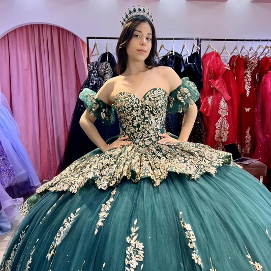 Luxury Emerald Green Off The Shoulder Quinceanera Dresses Ball Gown Gold Appliques Lace Tull Birthday Party Dress vestido de 15