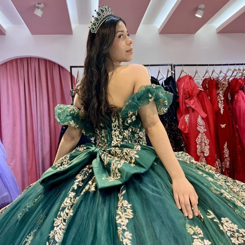 Luxury Emerald Green Off The Shoulder Quinceanera Dresses Ball Gown Gold Appliques Lace Tull Birthday Party Dress vestido de 15
